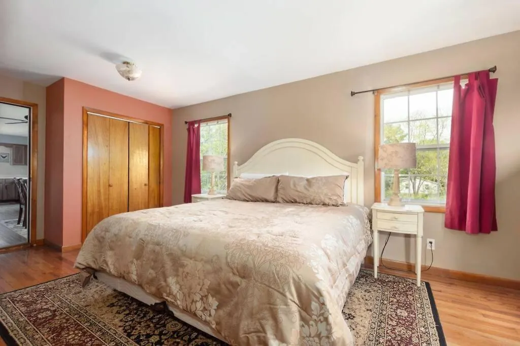 Chestnut Hill Retreat-Spacious-3 Miles To Downtown-1