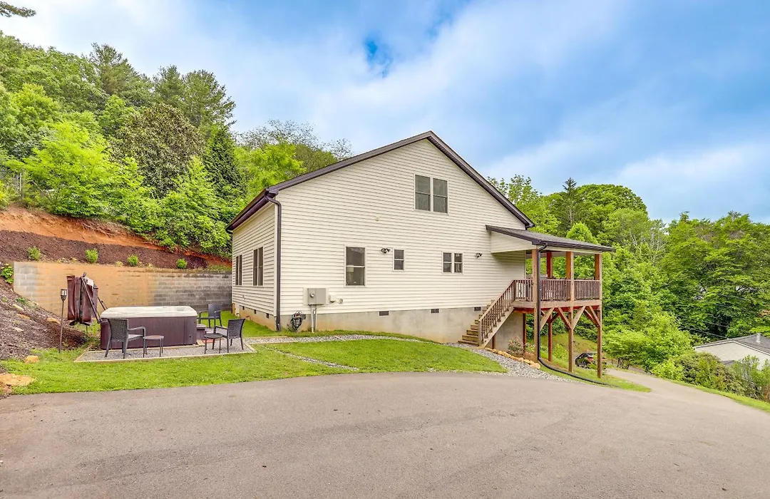 Family Home W/ Views ~ 5 Mi To Downtown Asheville!-1