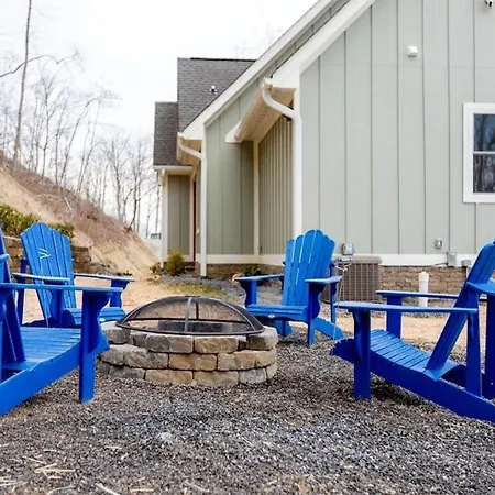 Tranquil Oasis: Luxury Mountain Views & Hot Tub-2