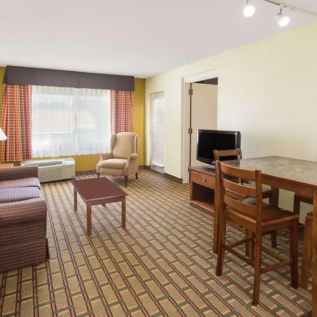 Ramada By Wyndham Asheville Southeast-3
