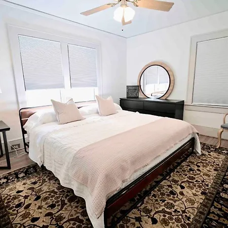 Newly Remodeled! 10 Minutes To Downtown. King Bed-3