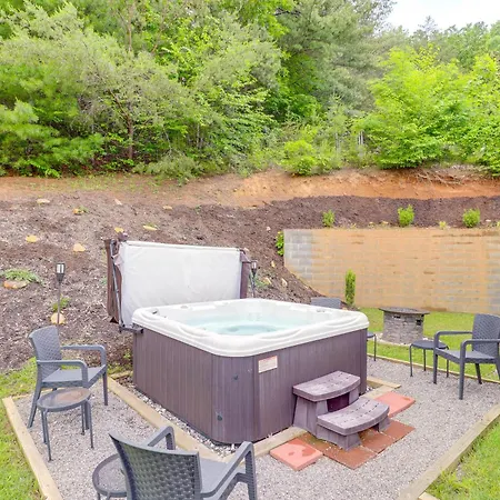 Family Home W/ Views ~ 5 Mi To Downtown Asheville!-3